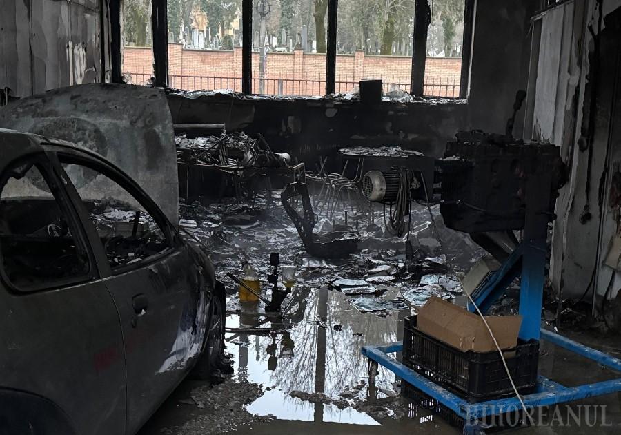 Incendiu violent într-o clădire din campusul Universității din Oradea. Un laborator şi un atelier, distruse