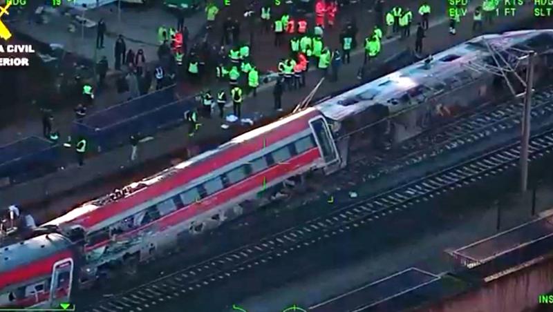 39 de morţi &icirc;n catastrofa feroviară din Spania. Doi rom&acirc;ni răniţi uşor. Filmul tragediei şi primele ipoteze