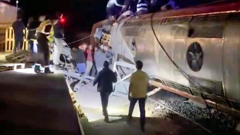 Două trenuri de mare viteză s-au ciocnit &icirc;n Spania. 39 de persoane au murit, 15 sunt &icirc;n stare gravă