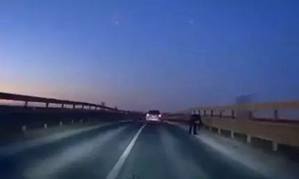 VIDEO Ultimele clipe din viaţa unui biciclist din Galaţi, surprinse de o cameră. A fost spulberat de o maşină