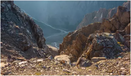 O clipă de neatenție, zece metri în gol. Mașină răsturnată într-o râpă din Argeș, un adolescent a fost rănit