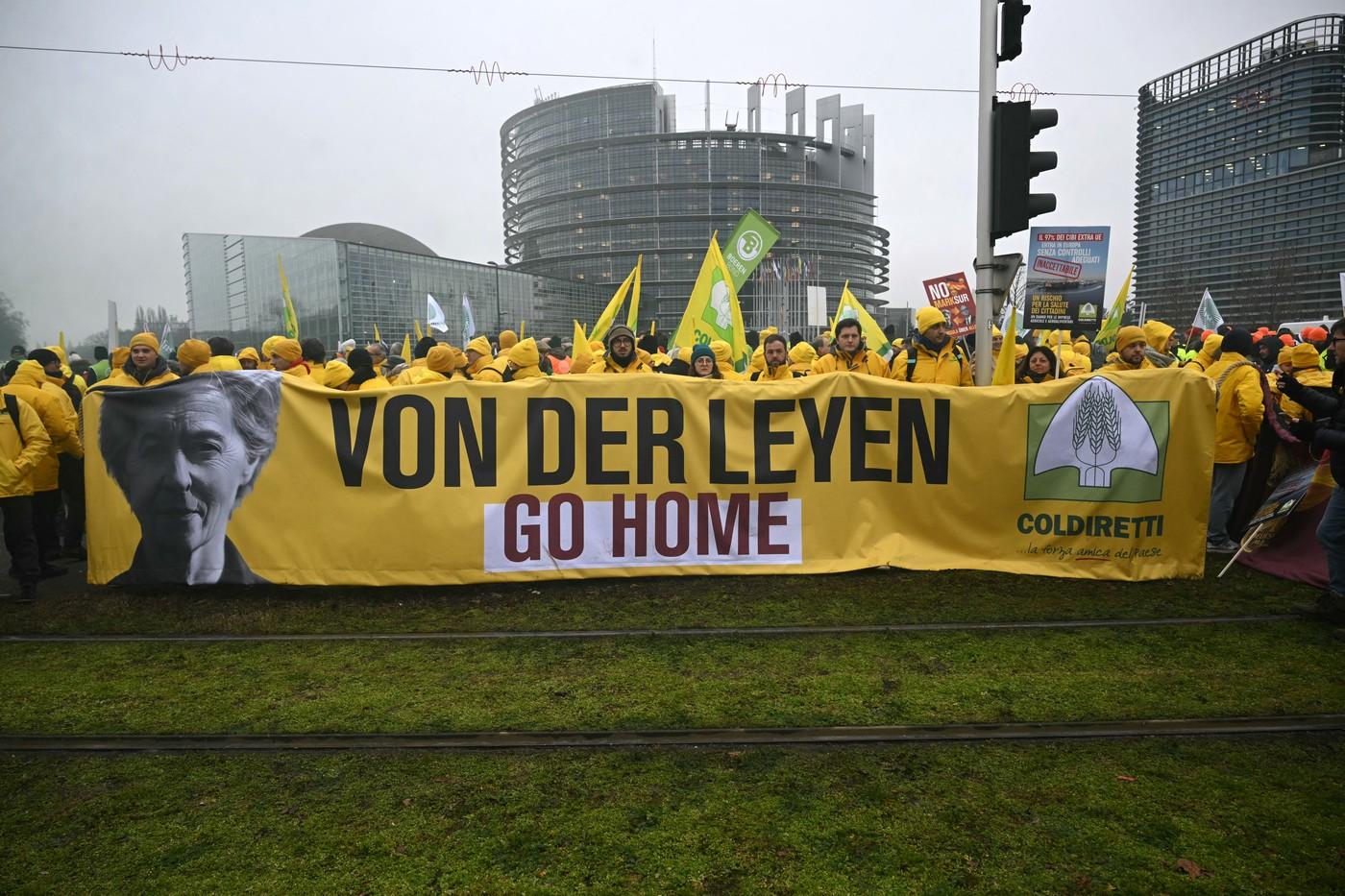 Mii de fermieri europeni, inclusiv români, protestează în faţa Parlamentului European: "Stop Mercosur!"