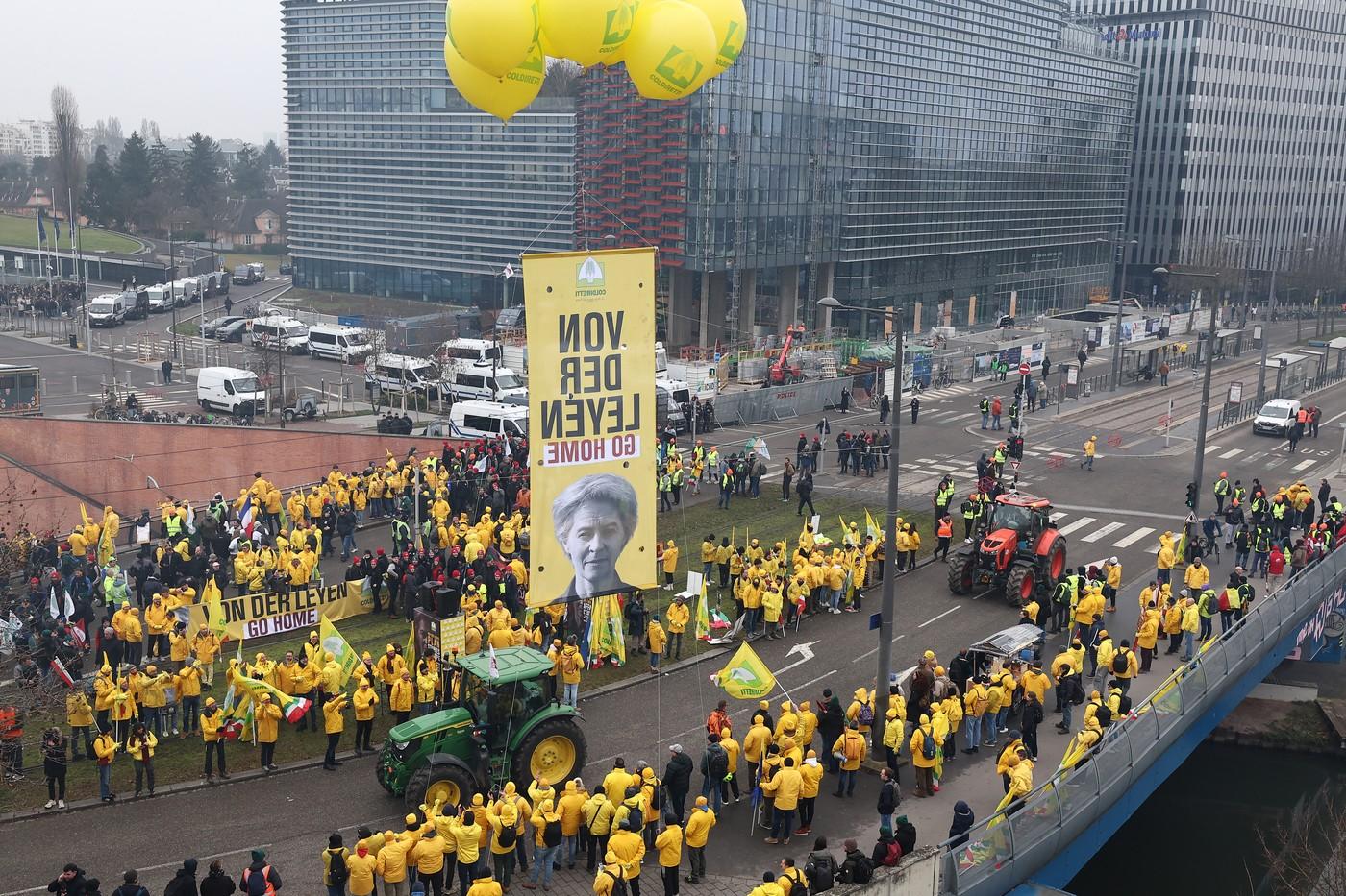 Mii de fermieri europeni, inclusiv români, protestează în faţa Parlamentului European: "Stop Mercosur!"