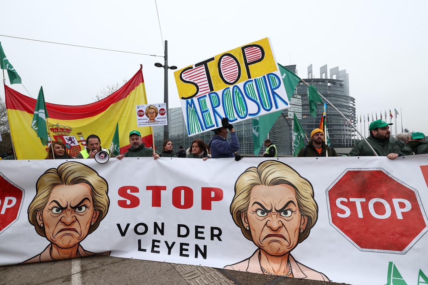 Mii de fermieri europeni, inclusiv români, protestează în faţa Parlamentului European: "Stop Mercosur!"