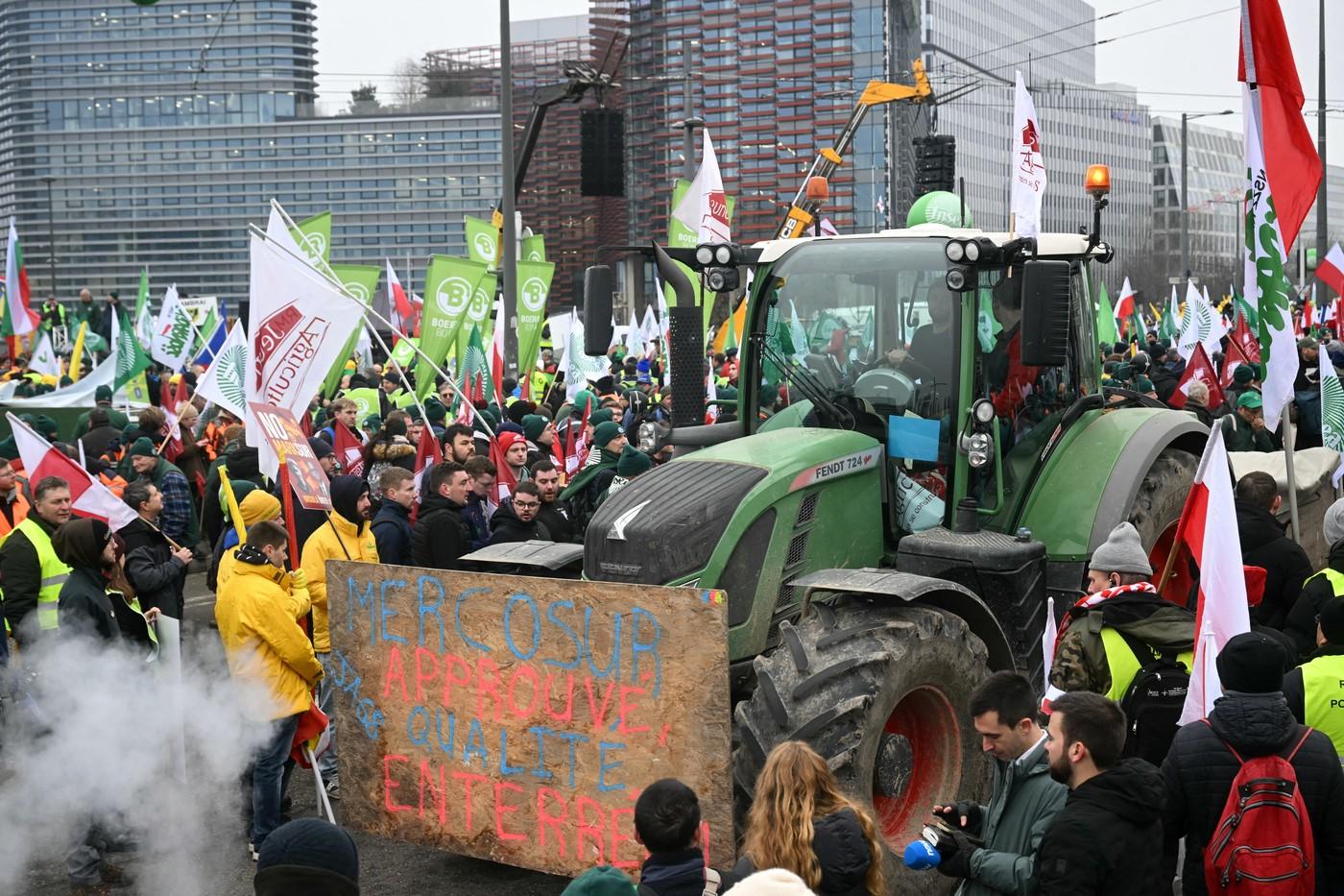 Mii de fermieri europeni, inclusiv români, protestează în faţa Parlamentului European: "Stop Mercosur!"