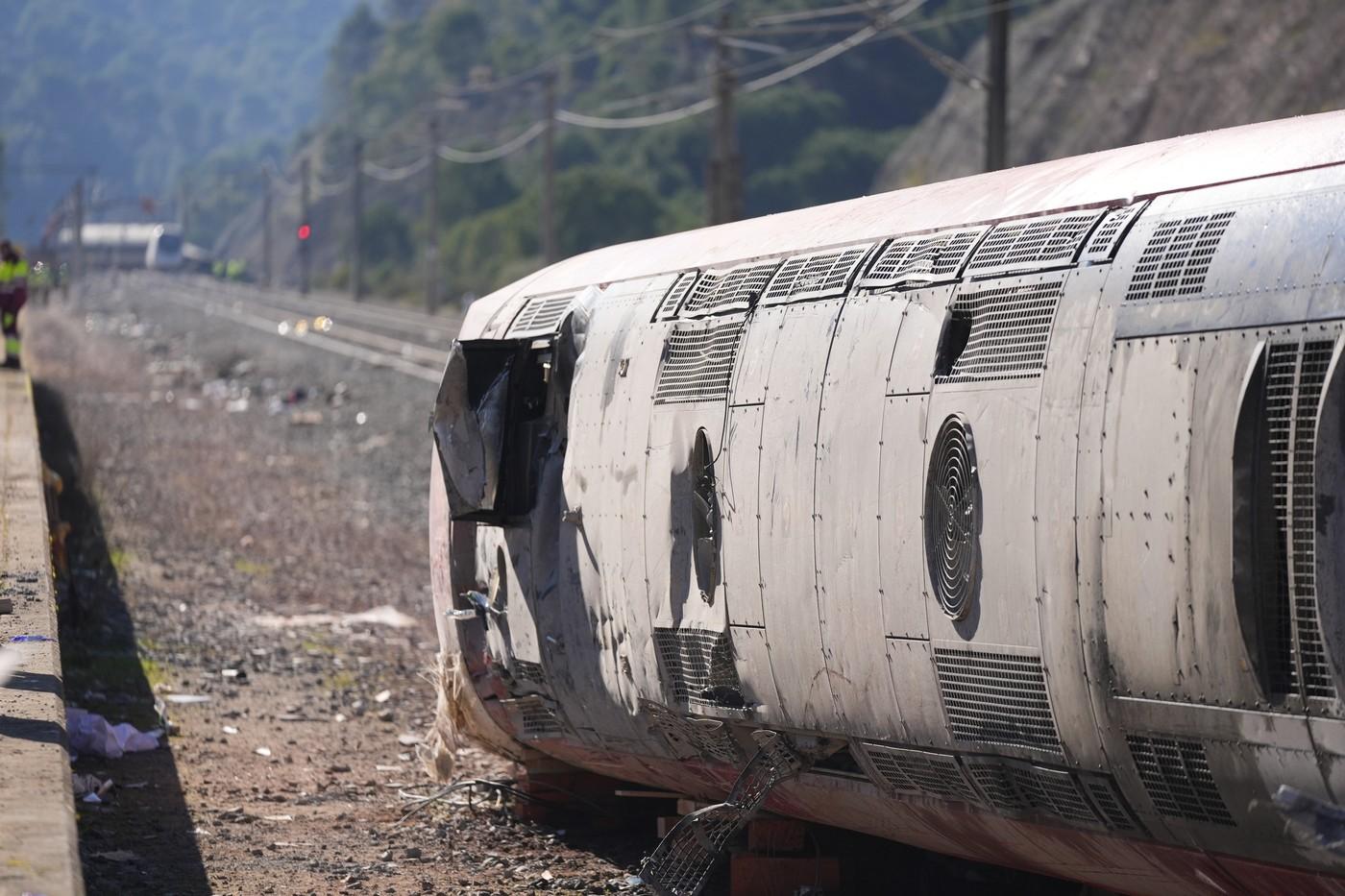 O fetiţă de şase ani, singura supravieţuitoare a unei familii aflate într-unul din trenurile morţii din Spania
