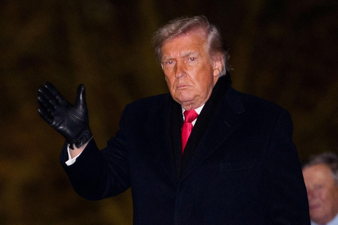 Demonstrație de forță americană la Davos: tunuri antiaeriene și cea mai mare delegație SUA din istorie