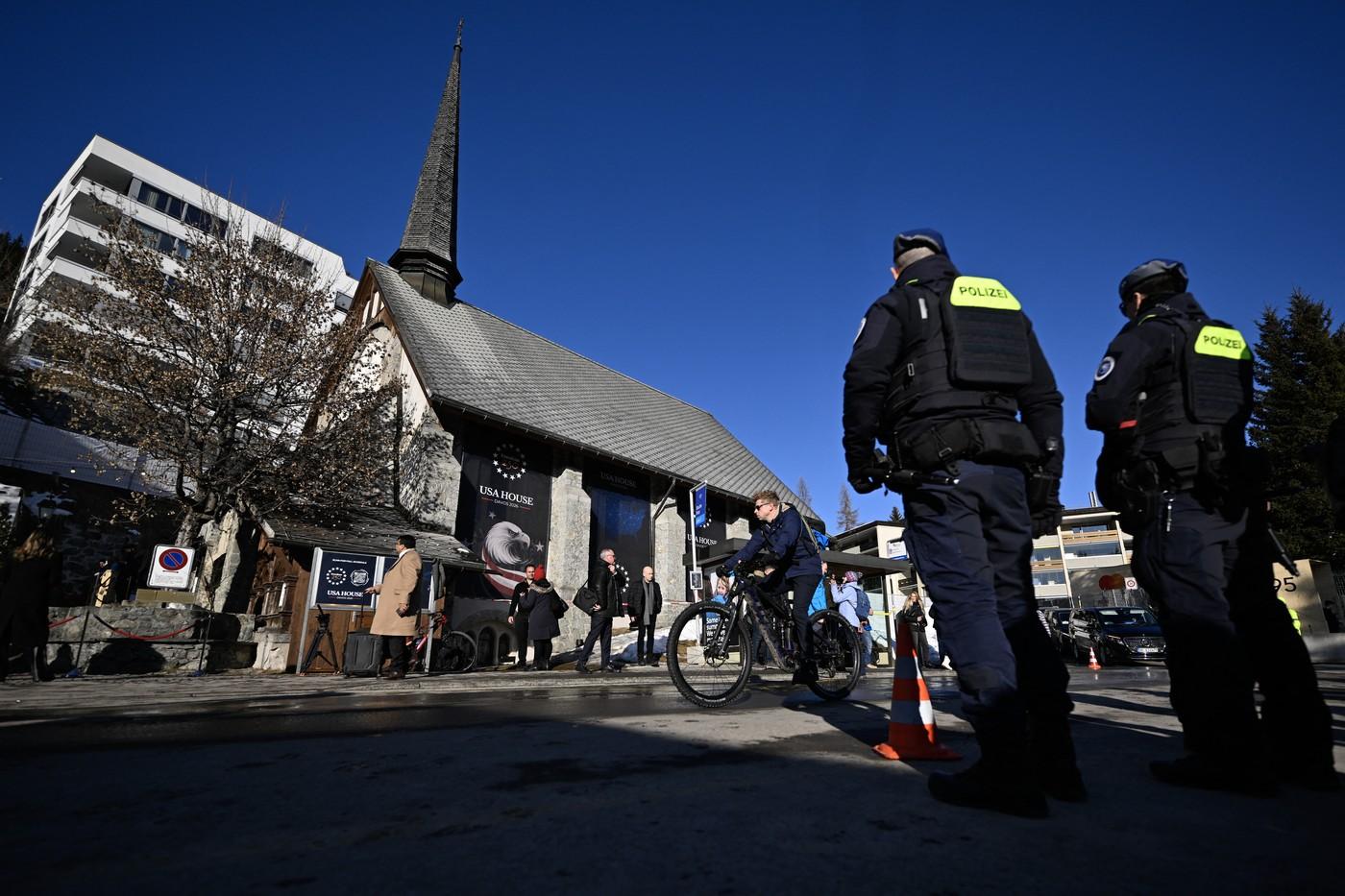 Demonstrație de forță americană la Davos: tunuri antiaeriene și cea mai mare delegație SUA din istorie