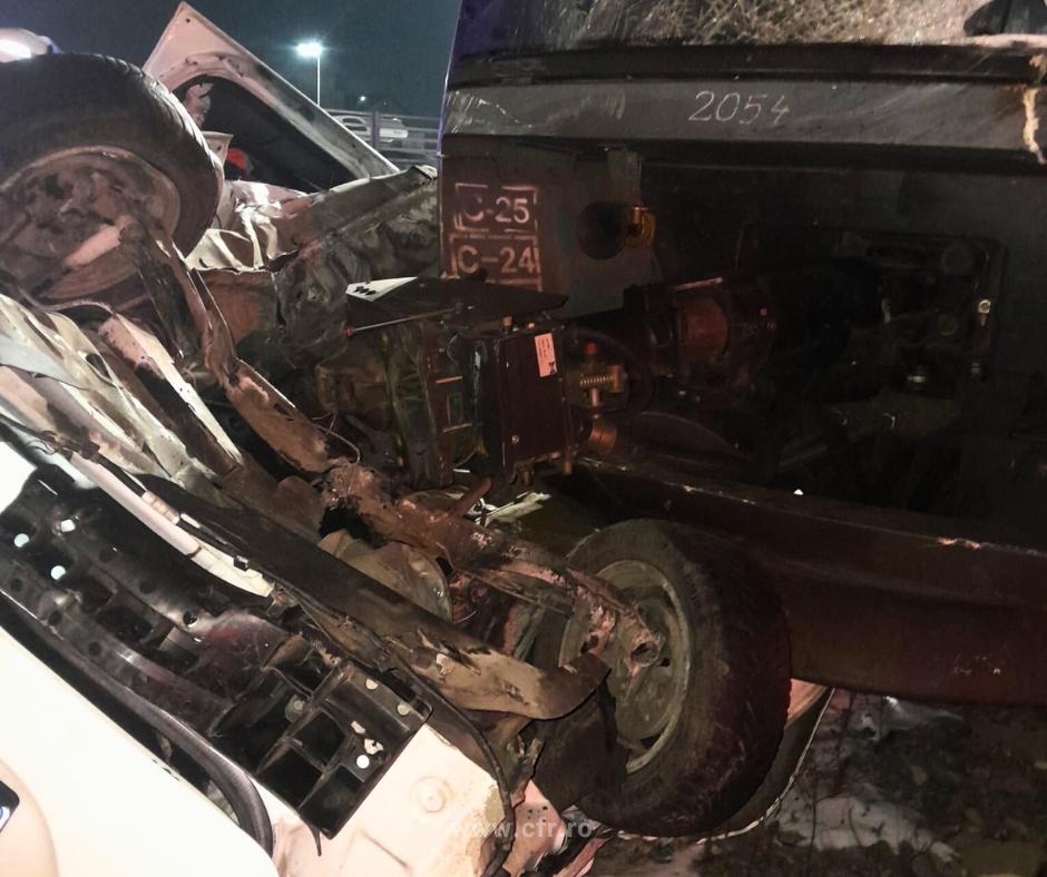 Şofer rămas încarcerat, după ce a fost lovit de tren lângă Bucureşti. Maşina a fost prinsă sub tren