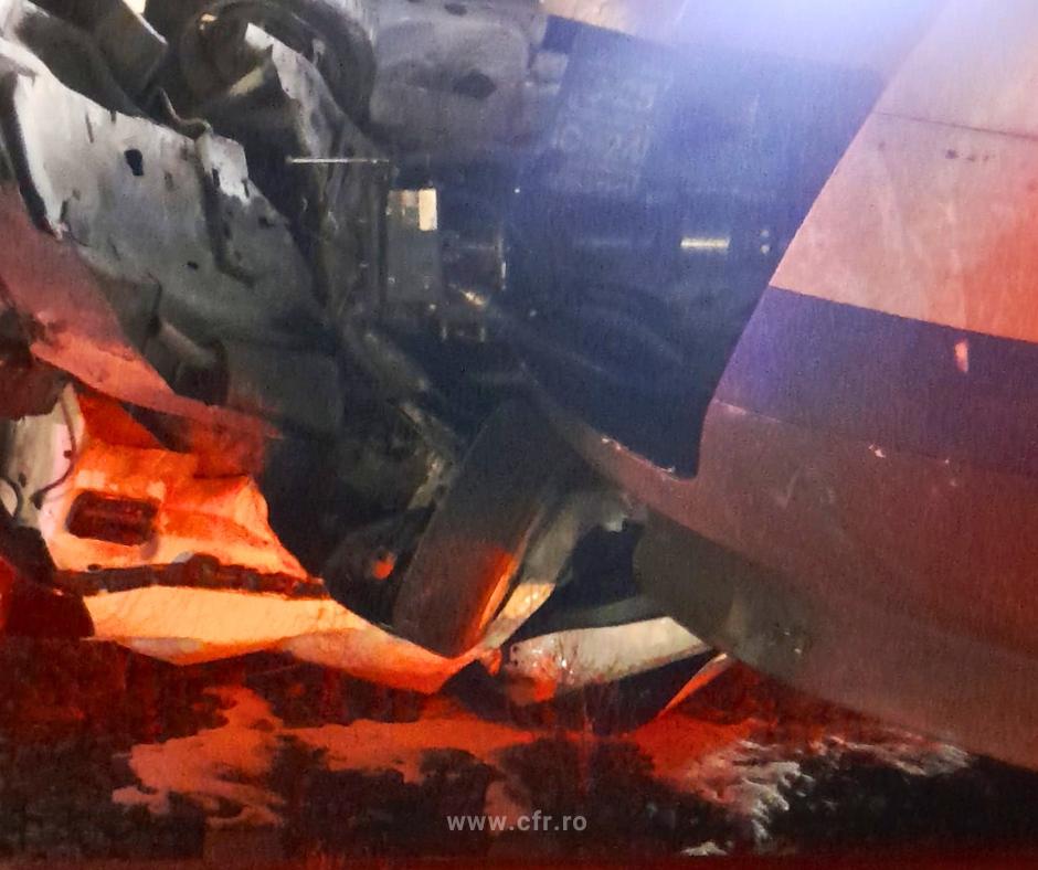 Şofer rămas încarcerat, după ce a fost lovit de tren lângă Bucureşti. Maşina a fost prinsă sub tren