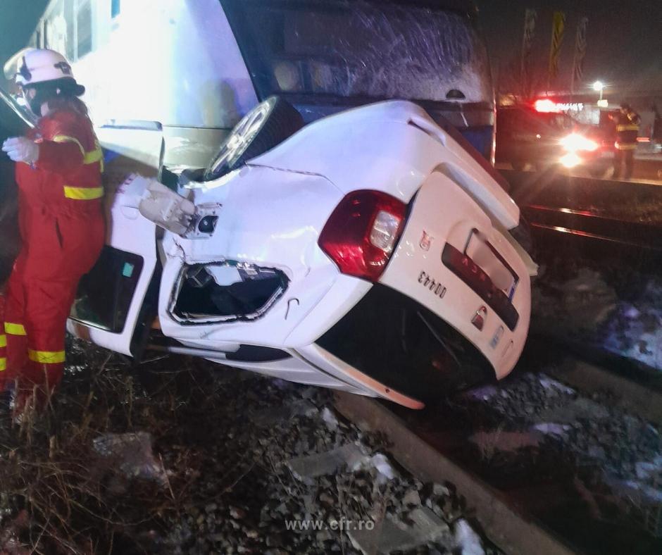 Şofer rămas încarcerat, după ce a fost lovit de tren lângă Bucureşti. Maşina a fost prinsă sub tren