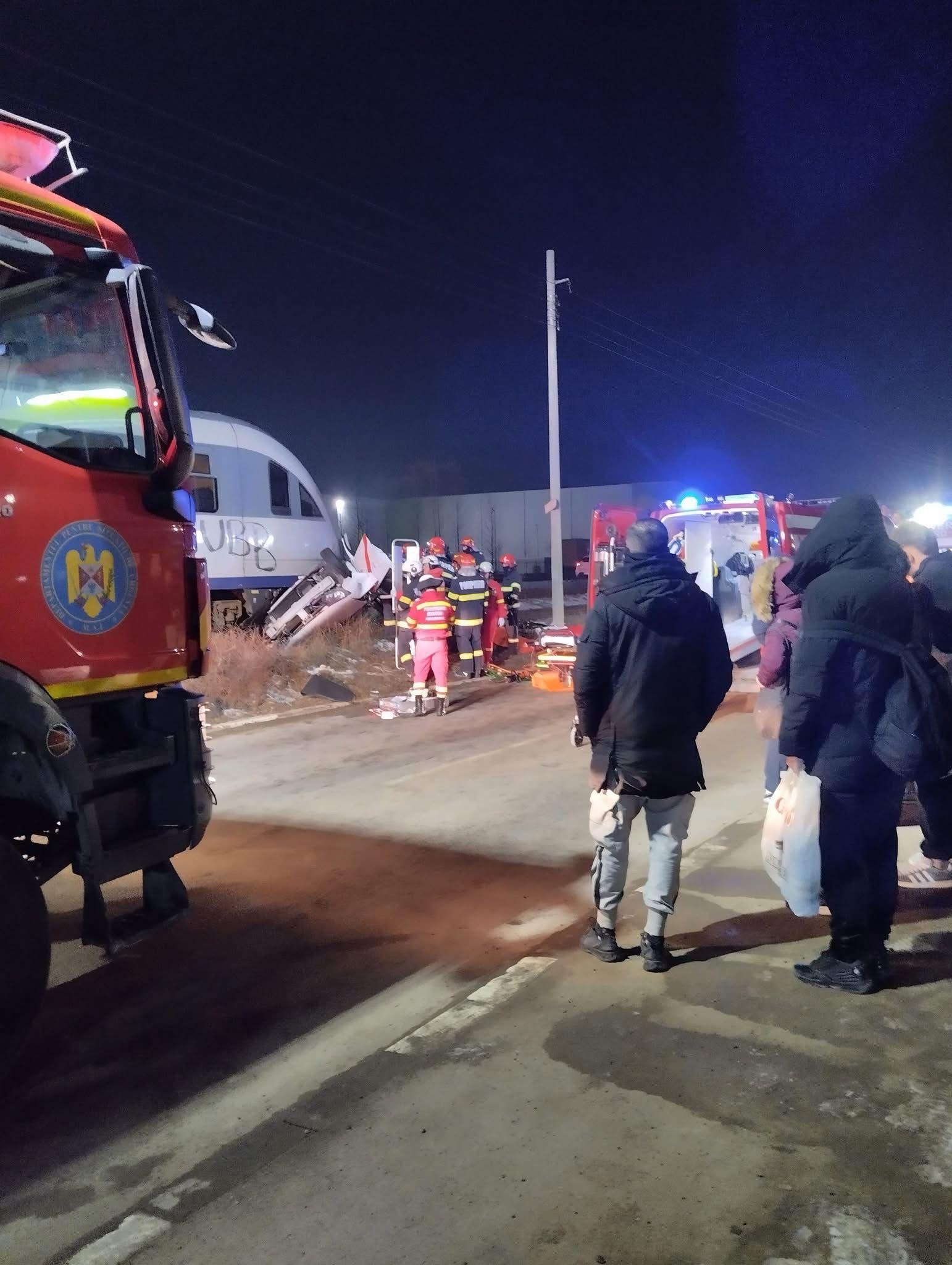 Şofer rămas încarcerat, după ce a fost lovit de tren lângă Bucureşti. Maşina a fost prinsă sub tren