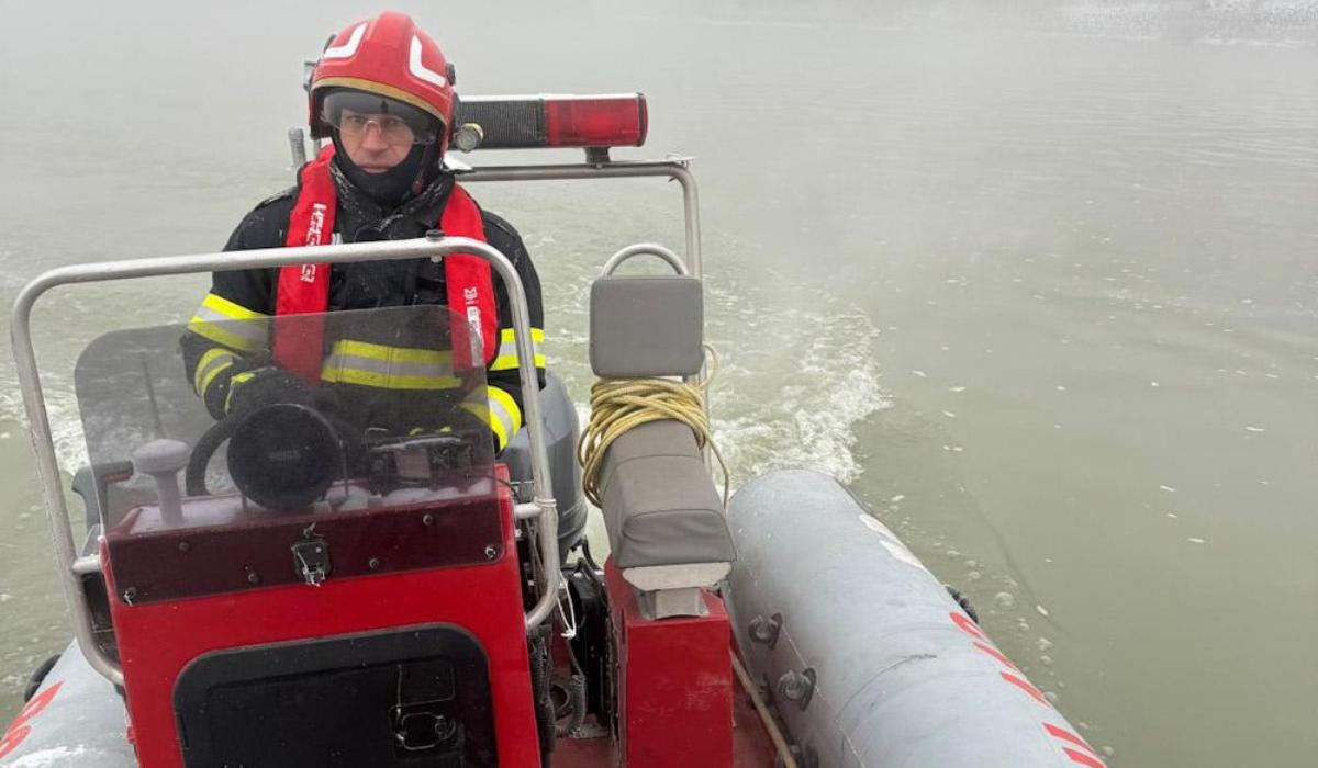 Marinar dispărut în Dunăre, căutat cu scafandri și bărci. Misiunea salvatorilor, îngreunată de ceaţă şi ger
