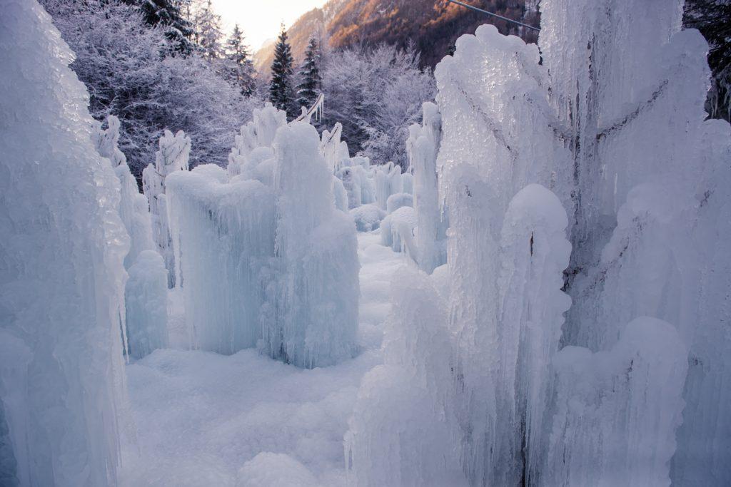 Satul care s-a transformat într-un regat de gheață. Ideea inedită avută de un localnic