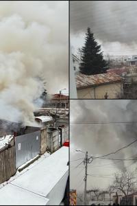 Incendiu puternic &icirc;n Rahova. Patru case cuprinse de flăcări, pompierii intervin cu 9 autospeciale