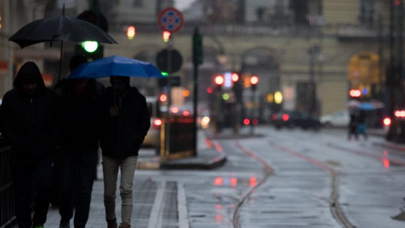 Rom&acirc;nia, sub două Coduri galbene. Mai multe judeţe, afectate de v&acirc;nt puternic şi ploi abundente p&acirc;nă marţi