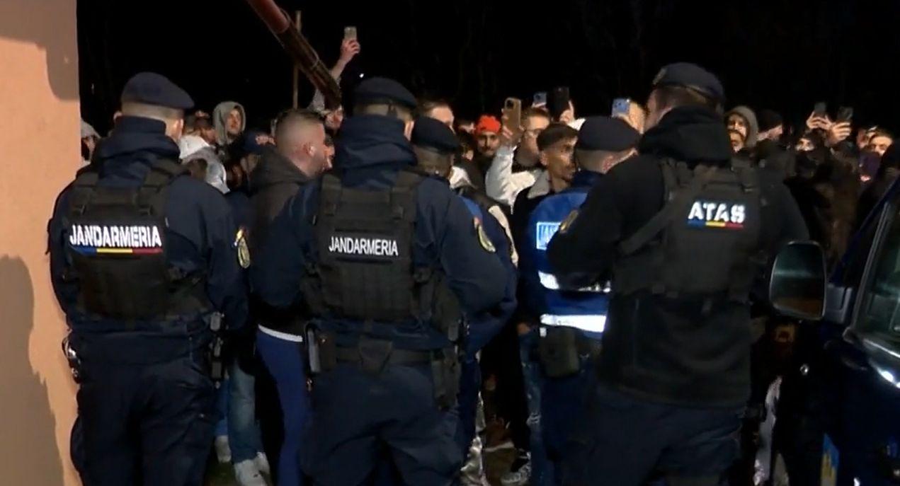 Vânătoarea ucigaşului lui Mario, transmisă live pe TiKTok. 200 de oameni s-au strâns în faţa casei bunicilor