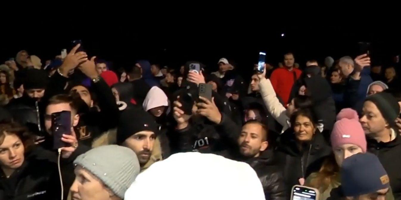 Vânătoarea ucigaşului lui Mario, transmisă live pe TiKTok. 200 de oameni s-au strâns în faţa casei bunicilor