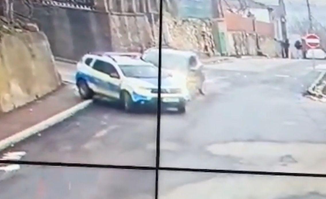 Momentul când o maşină de poliţie din Constanţa este lovită în plin de un autoturism