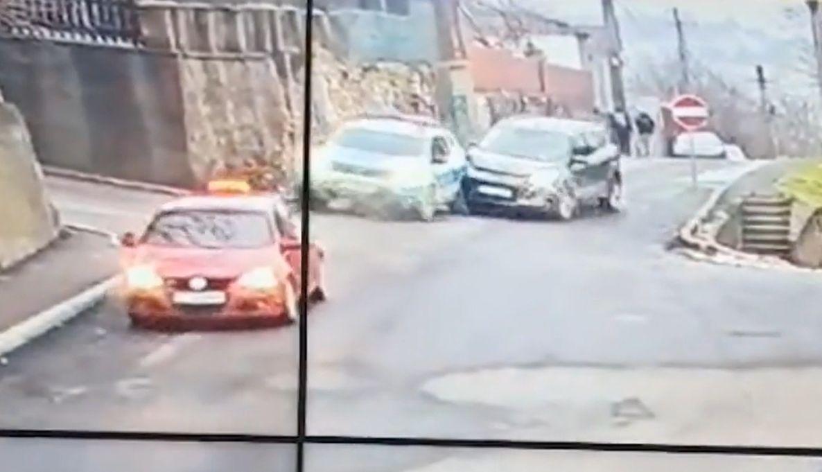 Momentul când o maşină de poliţie din Constanţa este lovită în plin de un autoturism