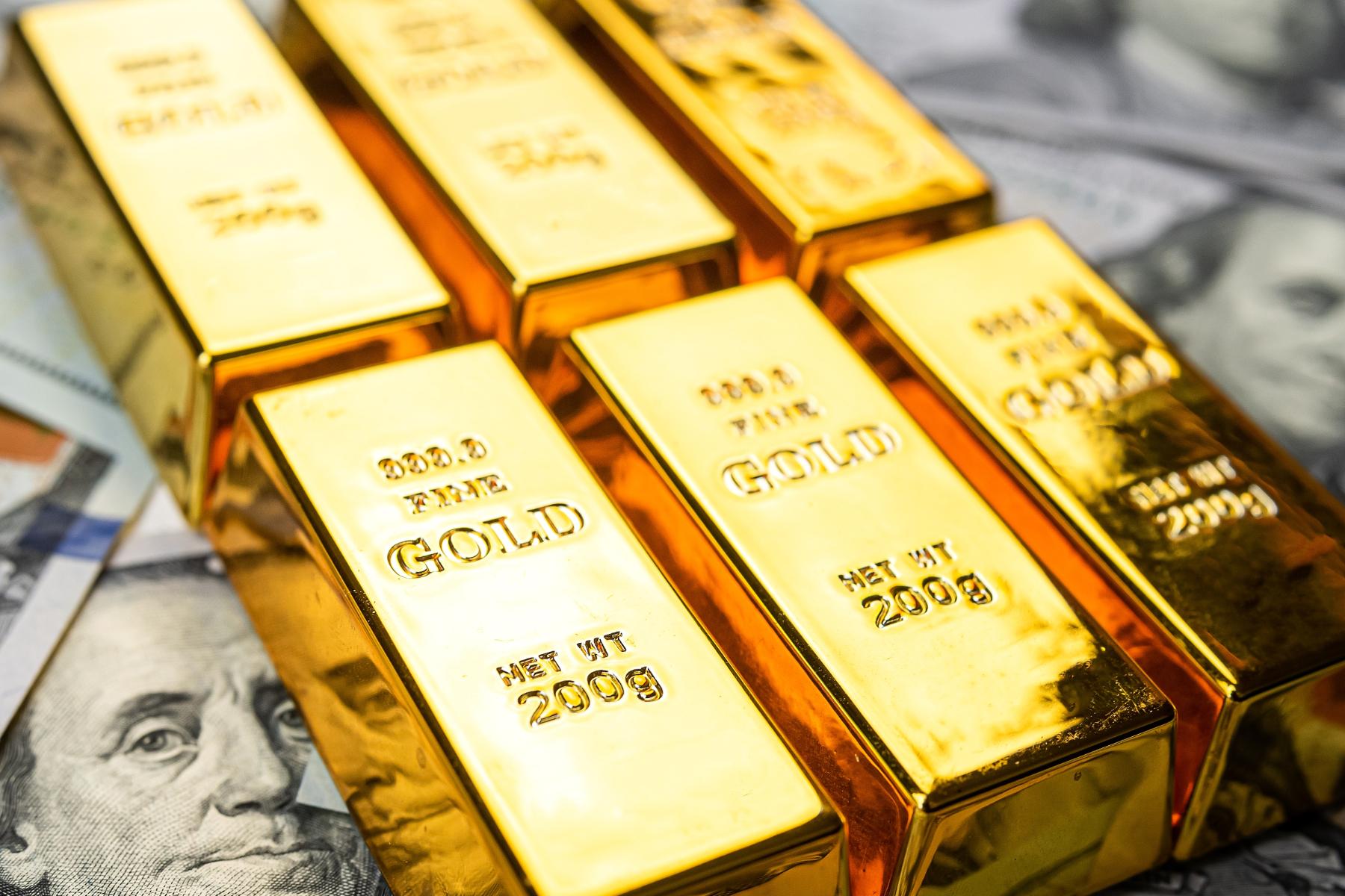 De ce nu se mai oprește aurul din creștere. A depășit pragul de 5.000 de dolari uncia