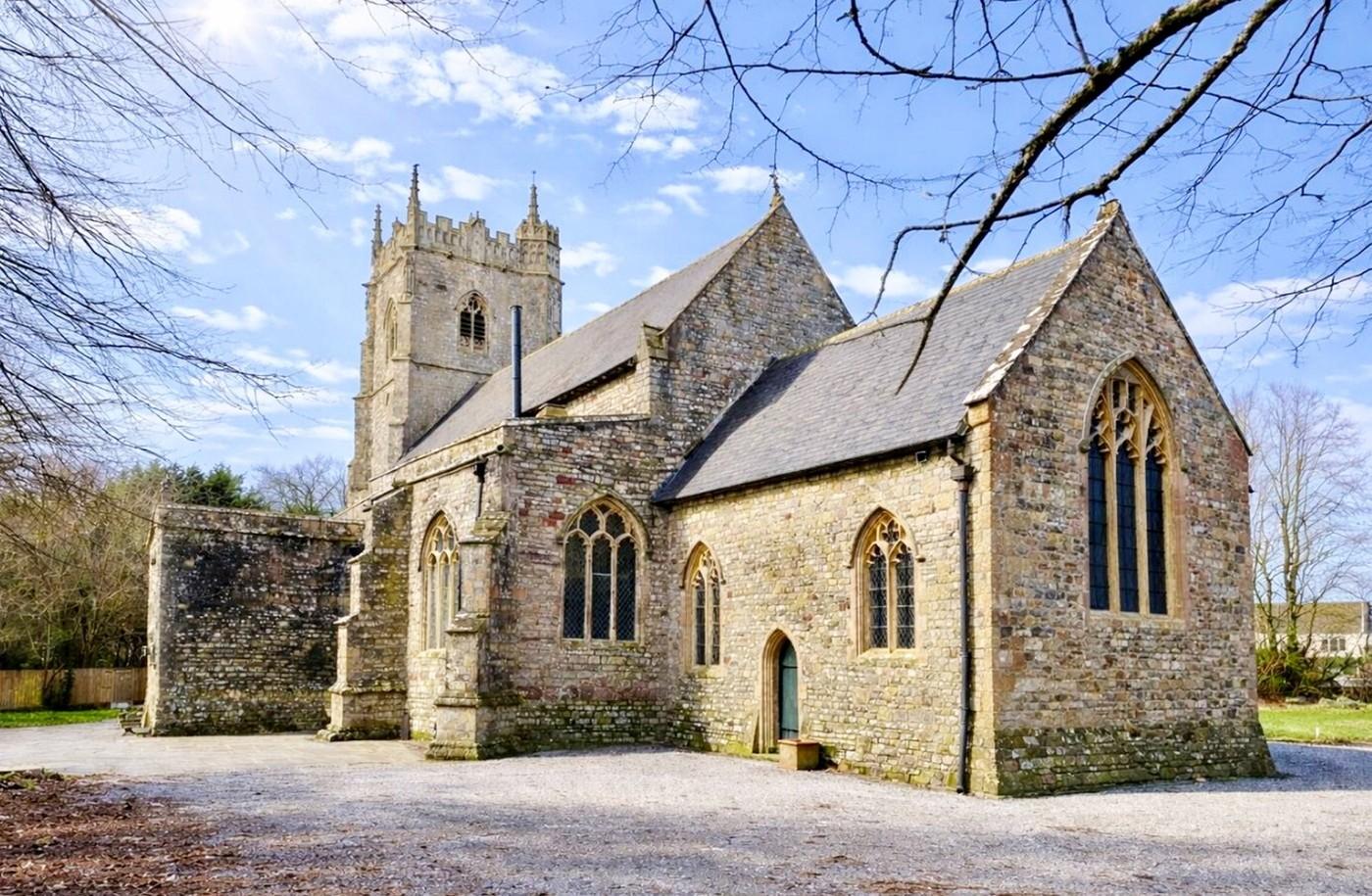 Au cumpărat o biserică veche şi au început să o renoveze. Descoperirea şocantă făcută sub podea: Erau peste 80