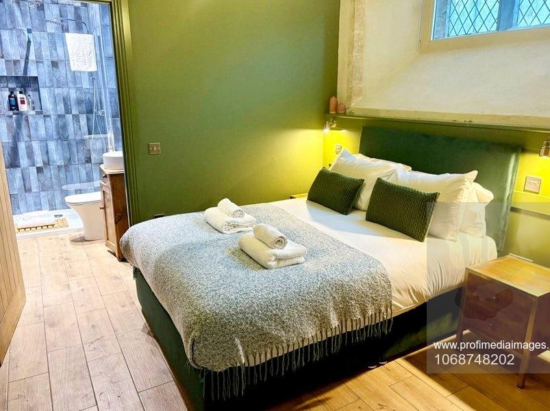 Au cumpărat o biserică veche şi au început să o renoveze. Descoperirea şocantă făcută sub podea: Erau peste 80