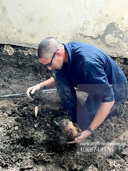 Au cumpărat o biserică veche şi au început să o renoveze. Descoperirea şocantă făcută sub podea: Erau peste 80