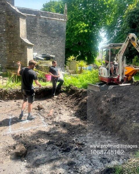 Au cumpărat o biserică veche şi au început să o renoveze. Descoperirea şocantă făcută sub podea: Erau peste 80