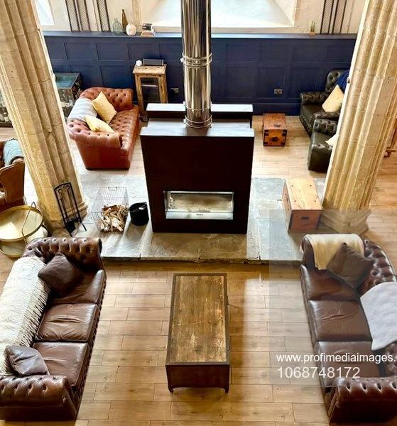 Au cumpărat o biserică veche şi au început să o renoveze. Descoperirea şocantă făcută sub podea: Erau peste 80