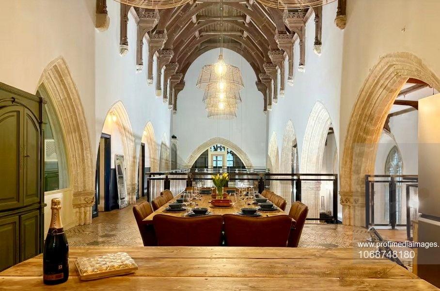 Au cumpărat o biserică veche şi au început să o renoveze. Descoperirea şocantă făcută sub podea: Erau peste 80