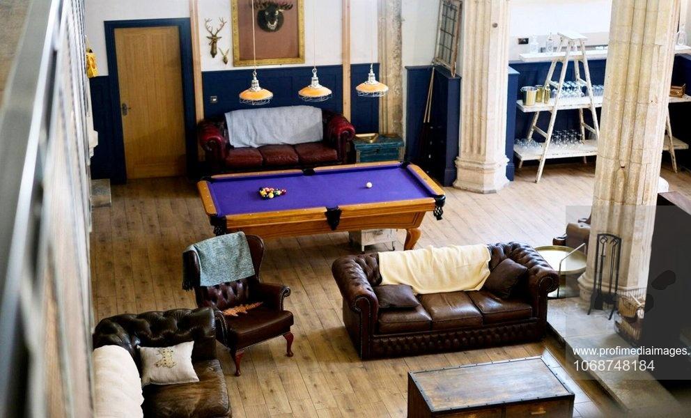 Au cumpărat o biserică veche şi au început să o renoveze. Descoperirea şocantă făcută sub podea: Erau peste 80