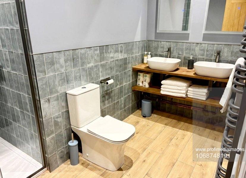 Au cumpărat o biserică veche şi au început să o renoveze. Descoperirea şocantă făcută sub podea: Erau peste 80