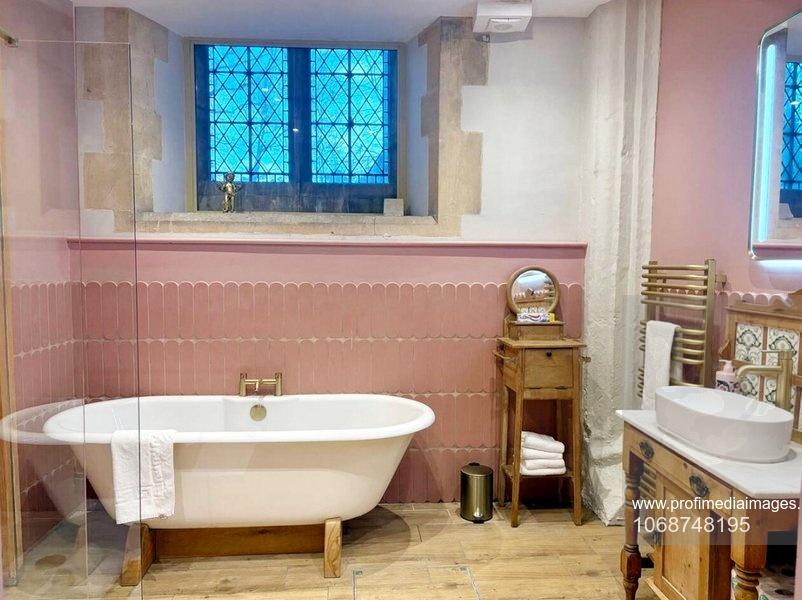 Au cumpărat o biserică veche şi au început să o renoveze. Descoperirea şocantă făcută sub podea: Erau peste 80