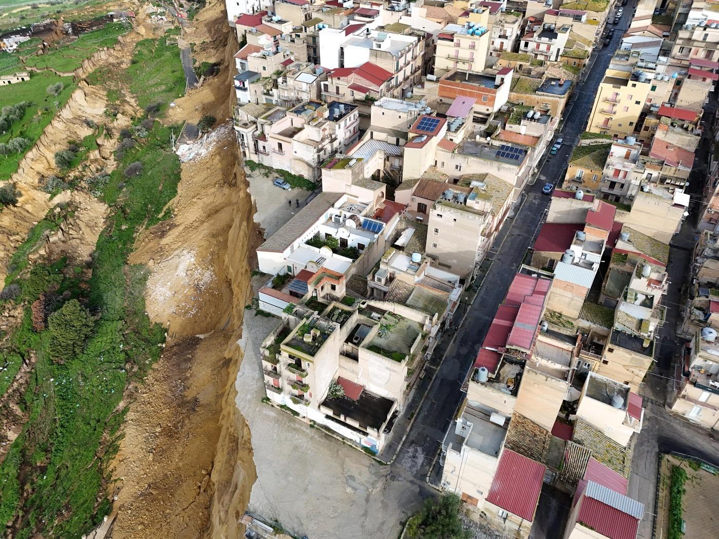 Alunecare masivă de teren în Sicilia. Peste 1.000 de oameni evacuaţi, pagube de 740 de milioane de euro