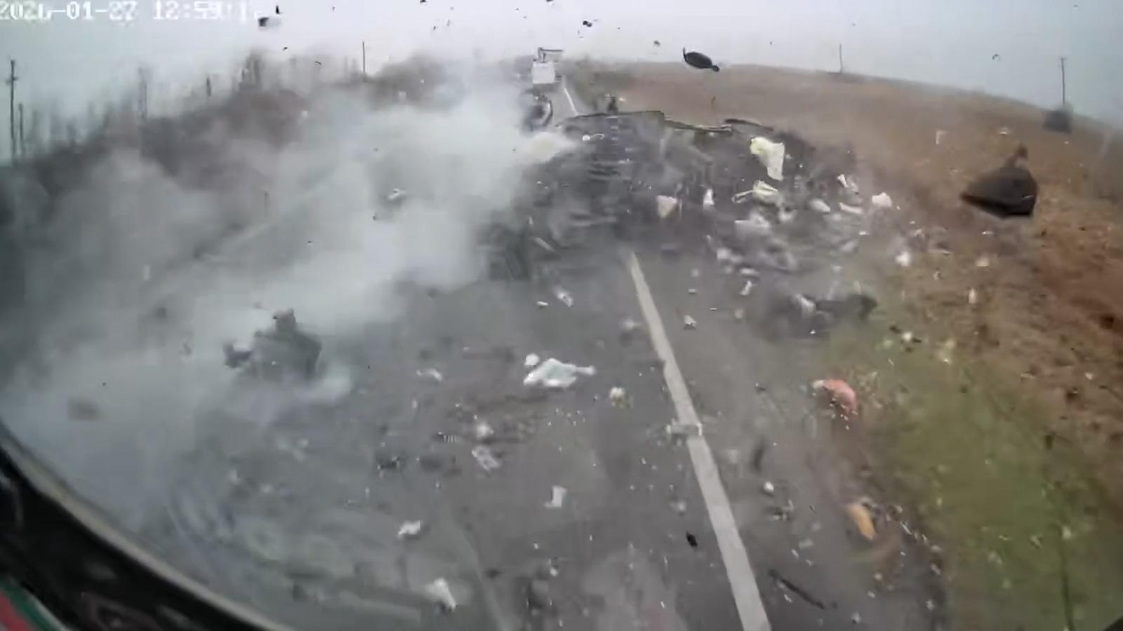 Momentul accidentului devastator de pe E70 în Timiş, soldat cu 6 morţi. Microbuzul s-a dezintegrat la impact