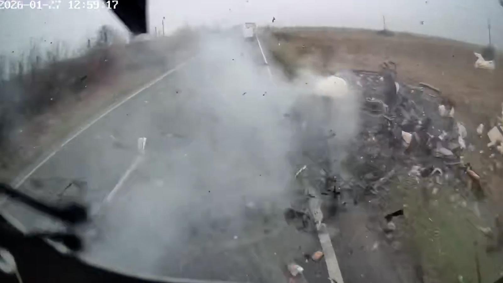 Momentul accidentului devastator de pe E70 în Timiş, soldat cu 6 morţi. Microbuzul s-a dezintegrat la impact