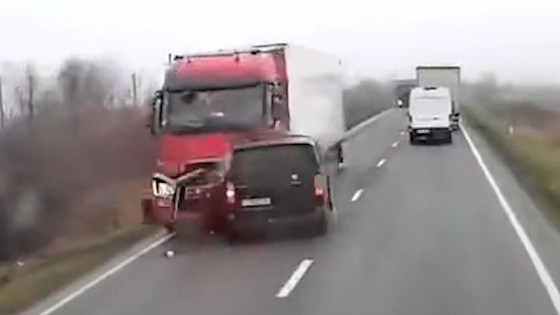 "Am văzut un om care a ieşit pe picioarele lui". Mărturiile martorilor teribilului accident din Timiş