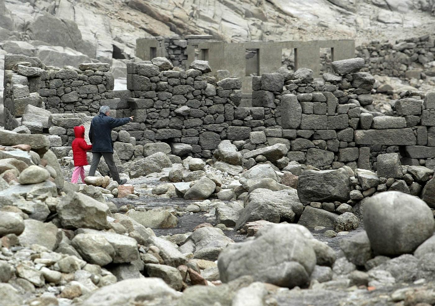 Satul dispărut care poate fi văzut doar o dată pe an