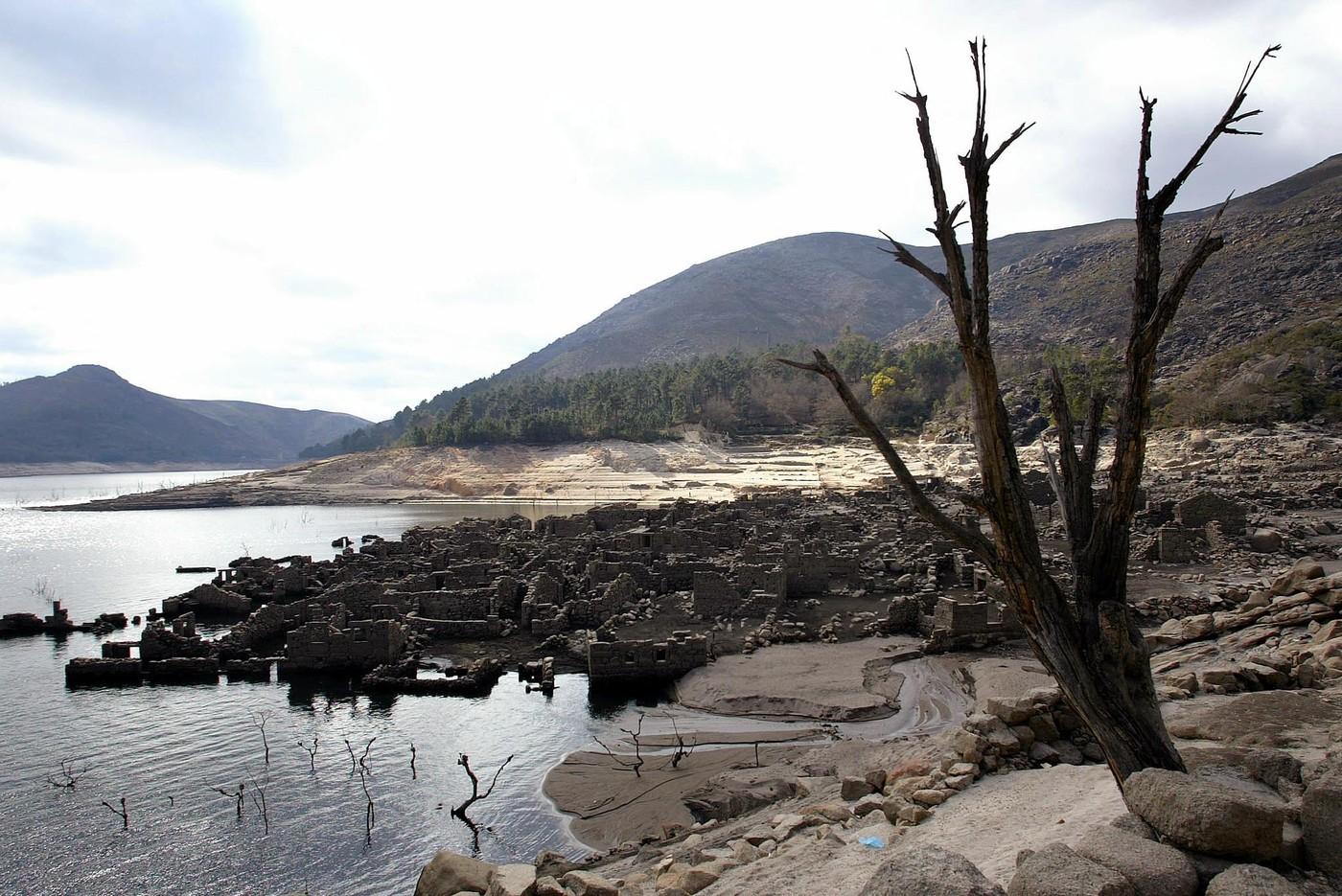 Satul dispărut care poate fi văzut doar o dată pe an