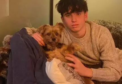 "Nu știm dacă mai trăiește". Apelul disperat al unei mame care îşi caută fiul după tragedia din Crans-Montana