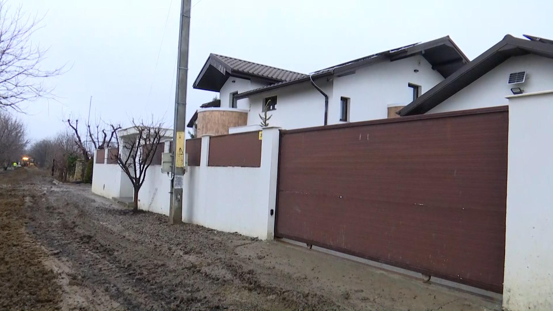 Case de lux cu drumuri de sat. "Modernizarea" unei comune a trimis-o înapoi în Evul Mediu