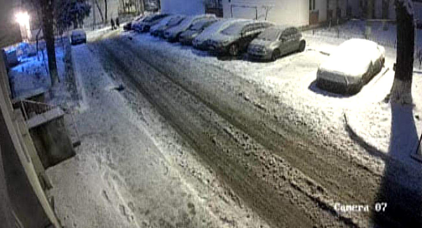 "A căzut ca un copac". Moarte suspectă într-un bloc din Botoşani. Iulian s-a stins la 38 de ani