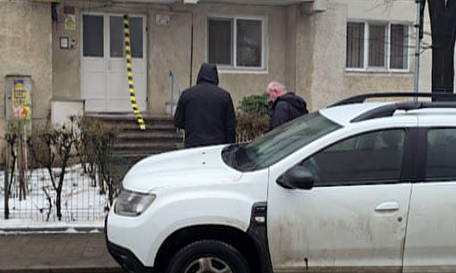 "A căzut ca un copac". Moarte suspectă într-un bloc din Botoşani. Iulian s-a stins la 38 de ani