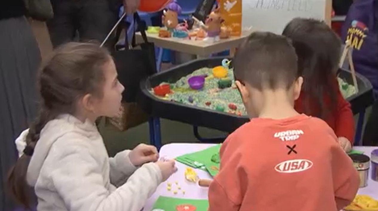 Școală la stat sau la privat? Cât valorează educația copilului