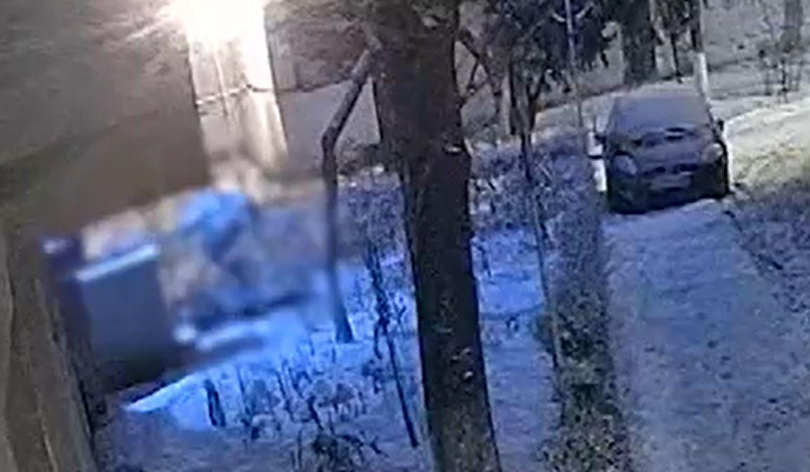 Momentul în care Iulian cade secerat la pământ. Filmul tragediei din Botoşani învăluită în mister