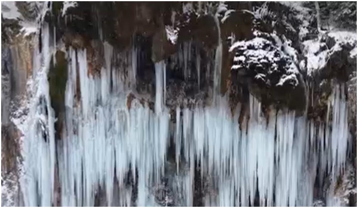 "Cascada Miresei", transformată de ger într-un spectacol de gheață. Imagini spectaculoase din Apuseni