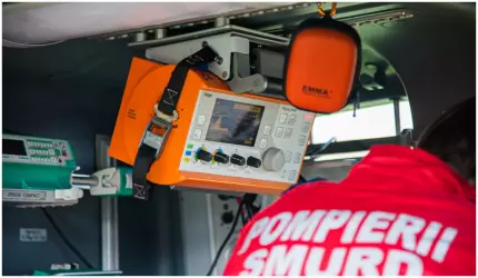 O femeie şi doi copii, răniţi după ce două maşini s-au ciocnit frontal în Caraş-Severin