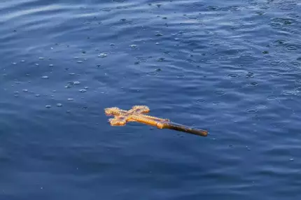 VIDEO Slujba de Sfinţire Mare a Apei, oficiată de IPS Teodosie, înainte de Bobotează. Programul zilei de mâine