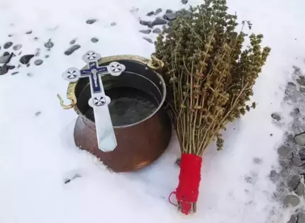 Boboteaza, ziua când a fost botezat Iisus în apa Iordanului. Diavolii fug când preotul introduce crucea în apă